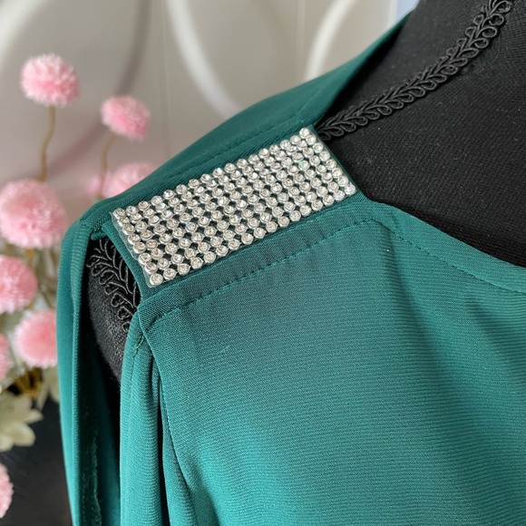 DB Women's Emerald Green Cold Shoulder Blouse with Bling Accents Size Small - Picture 2 of 12